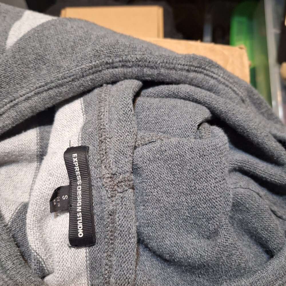 Express Deign Sweater - Picture 8 of 9